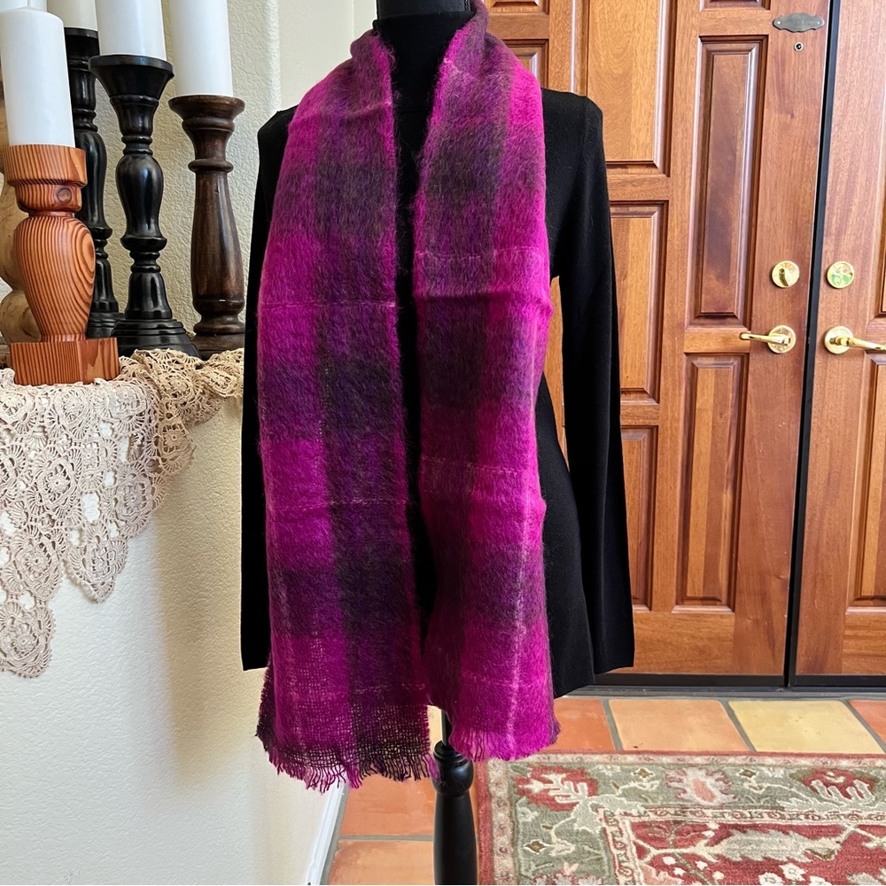 VINTAGE DONEGAL DESIGN UNIQUE LONG HAIR MOHAIR SCARF, IRELAND 70” X 9” Fringe